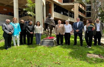 Con motivo del 154 aniversario del nacimiento de Mahatma Gandhi, el Encargado de Negocios, a.i.  Suresh Kumar junto con funcionarios de la Embajada ofrecieron un homenaje floral ante la estatua de Mahatma Gandhi en la Universidad Metropolitana de Caracas.  Maria Isabel Guinand, Rectora de la Universidad Metropolitana y la Presidente de Mahatma Gandhi Venezuela, Sra. Veronica Guruceaga tambien ofrecieron sus respetos.